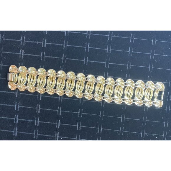 Vintage Coro Silver7.5" Gold-Tone Link Bracelet With Textured Oval Design & Fold - Picture 2 of 6